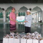 PT Jasamarga Bali Tol berbagi 100 paket buka puasa di Masjid Bahari Pelabuhan Benoa sebagai wujud kepedulian sosial selama Ramadan