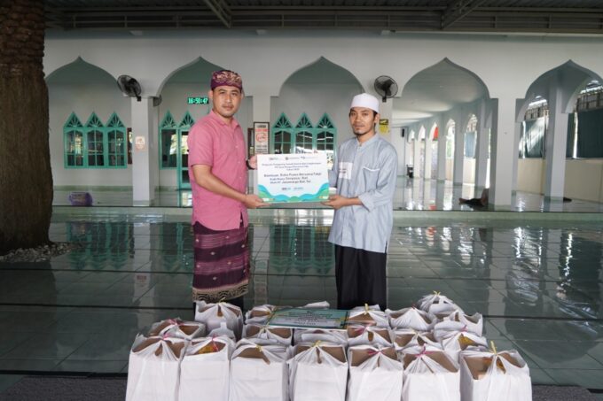 PT Jasamarga Bali Tol berbagi 100 paket buka puasa di Masjid Bahari Pelabuhan Benoa sebagai wujud kepedulian sosial selama Ramadan