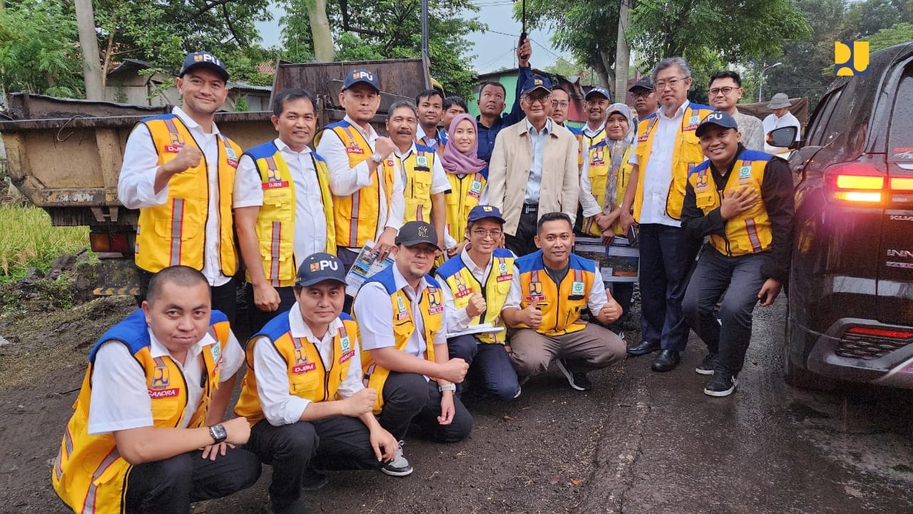 Menteri PU Dody Hanggodo tinjau perbaikan Jalan Nasional di Jawa Timur untuk kesiapan Mudik Lebaran 2025