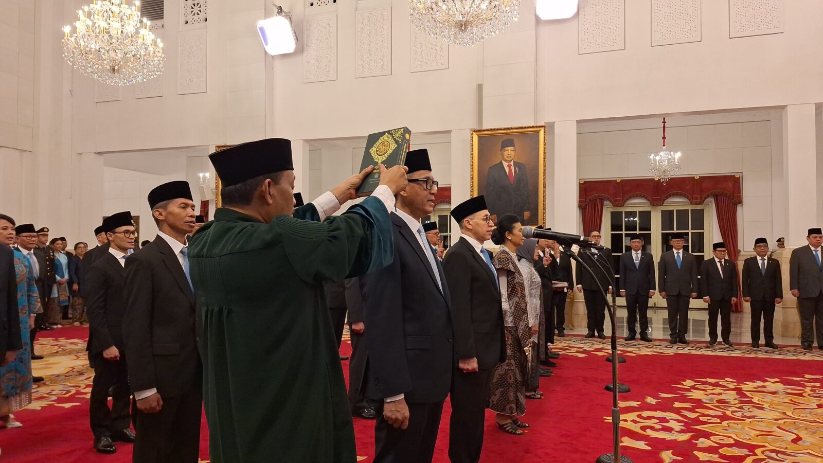 Presiden Republik Indonesia, Prabowo Subianto, secara resmi melantik 31 Duta Besar Luar Biasa dan Berkuasa Penuh (LBBP) untuk berbagai negara