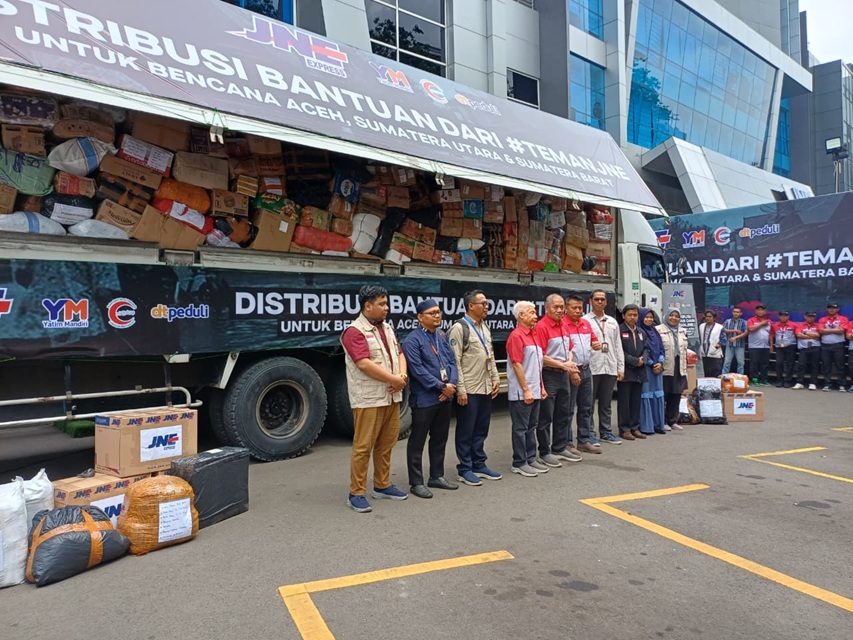 Model Taktis JNE: Sukses Angkut 500 Ton Donasi Gratis Ongkir, Menjadi Tulang Punggung Bantuan Bencana Sumatera