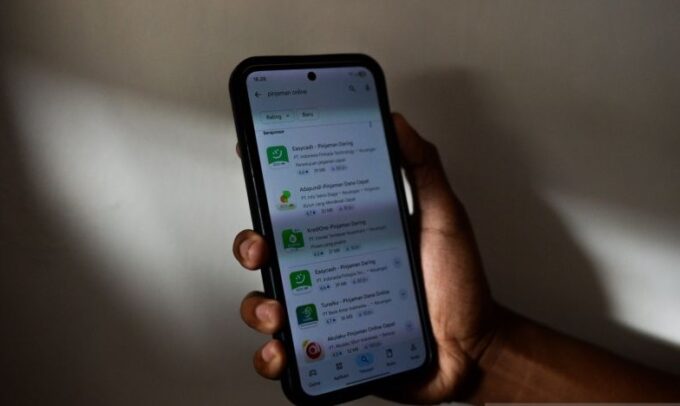 Pinjol Solusiku dipanggil OJK akibat dugaan pelanggaran penagihan dan sebar data! Cek nasib nasabah dan perintah tegas OJK di sini.