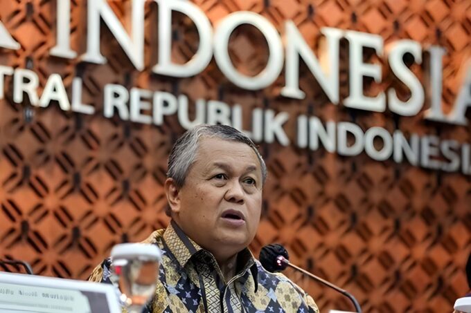 Suku bunga BI-Rate resmi melonjak ke 5,75%. BI kerek suku bunga acuan untuk perkuat rupiah dan jinakkan inflasi global.