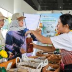 Otorita IKN gelar aksi Enviwalk dan Pameran Daur Ulang di Nusantara Park. Yuk intip keseruan budaya jalan kaki dan busana unik dari plastik bekas!