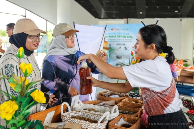 Otorita IKN gelar aksi Enviwalk dan Pameran Daur Ulang di Nusantara Park. Yuk intip keseruan budaya jalan kaki dan busana unik dari plastik bekas!