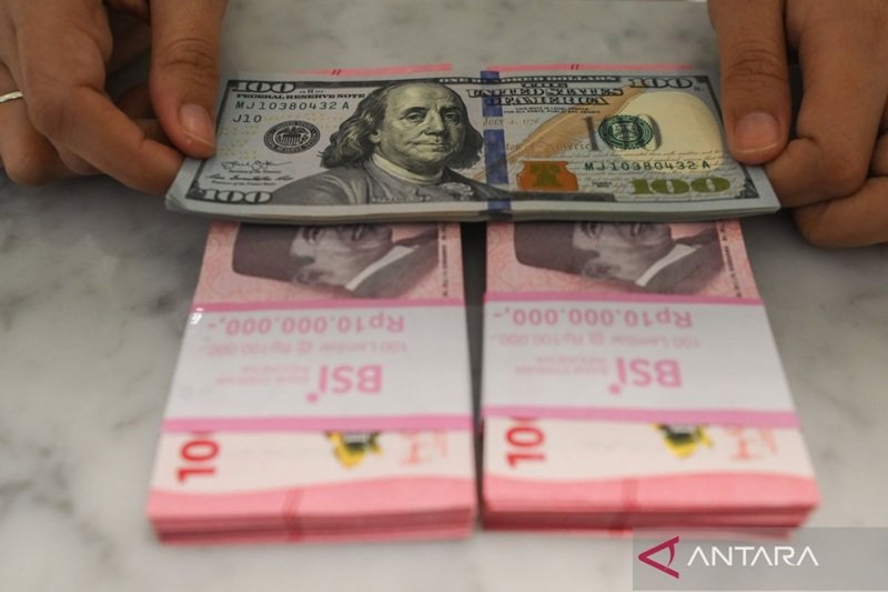 Rupiah hari ini anjlok 95 poin ke Rp17.954 per dolar AS akibat prospek kenaikan suku bunga The Fed.