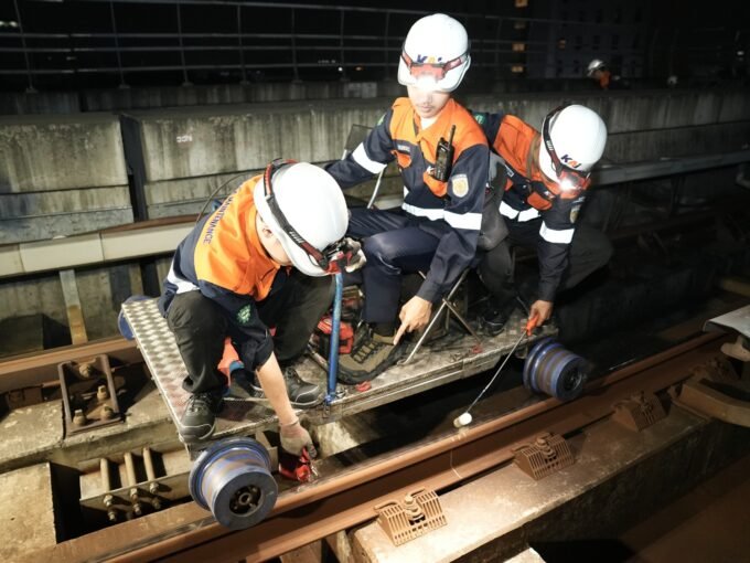KAI bongkar rahasia keandalan LRT Jabodebek yang selalu tepat waktu berkat teknologi plinth track dan perawatan rutin.