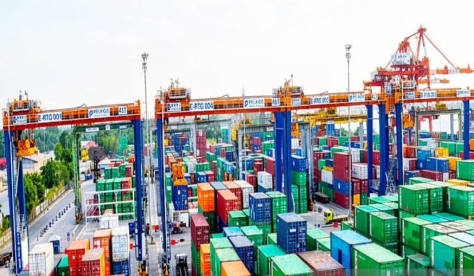 Pelindo menambah empat E-RTG di TPK Banjarmasin. Kapasitas alat naik 33 persen untuk mempercepat bongkar muat dan dukung Green Port.