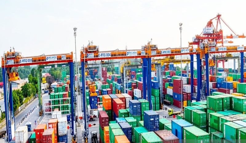 Pelindo menambah empat E-RTG di TPK Banjarmasin. Kapasitas alat naik 33 persen untuk mempercepat bongkar muat dan dukung Green Port.