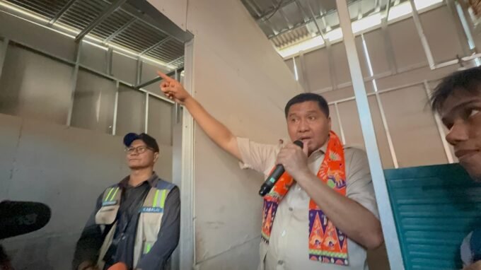 Menteri PKP Maruarar Sirait meninjau program Bedah Rumah di Cakung, Jakarta Timur, untuk mempercepat penanganan rumah tidak layak huni