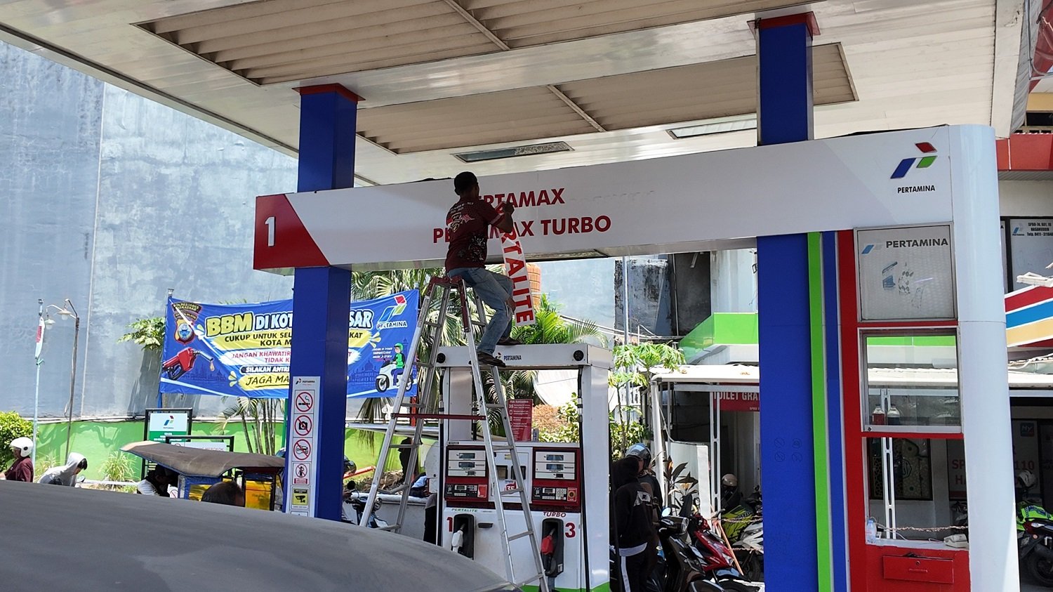 Pertamina Patra Niaga menambah nozzle BBM Subsidi di 12 SPBU Makassar dan mengoperasikan 25 SPBU selama 24 jam.