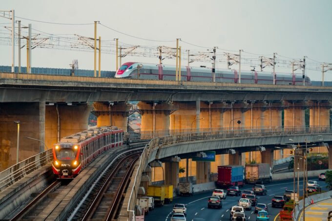 LRT Jabodebek uji coba keberangkatan 05.30 WIB selama 3 hari untuk memudahkan pengguna mengejar Whoosh pagi dari Stasiun Halim.
