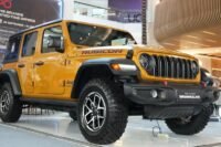 Jeep Wrangler Rubicon 4-Door hadir dengan warna Goldilocks terbatas di Indonesia, membawa mesin turbo 270 PS dan kemampuan off-road khas Rubicon.