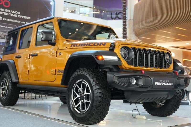 Jeep Wrangler Rubicon 4-Door hadir dengan warna Goldilocks terbatas di Indonesia, membawa mesin turbo 270 PS dan kemampuan off-road khas Rubicon.