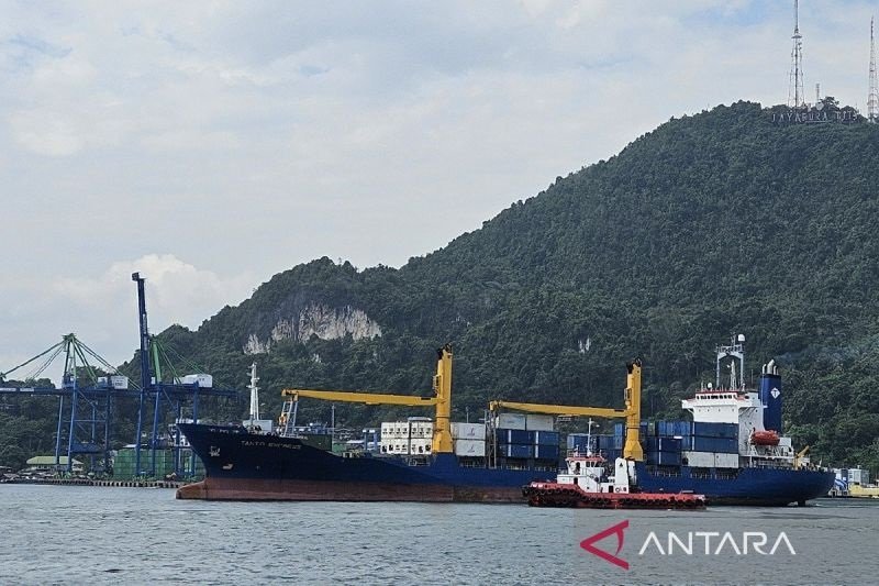 Arus barang nonpetikemas Pelabuhan Jayapura melonjak 101,3% menjadi 132.618 ton hingga Agustus 2026.