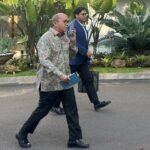 Prabowo memanggil Rosan dan Bahlil ke Istana. Bahlil menunggu laporan Dirut Pertamina terkait persoalan kelangkaan BBM di Bali.