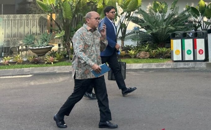 Prabowo memanggil Rosan dan Bahlil ke Istana. Bahlil menunggu laporan Dirut Pertamina terkait persoalan kelangkaan BBM di Bali.